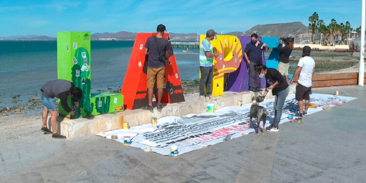 Colocan manta en letras de La Paz contra mega cruceros