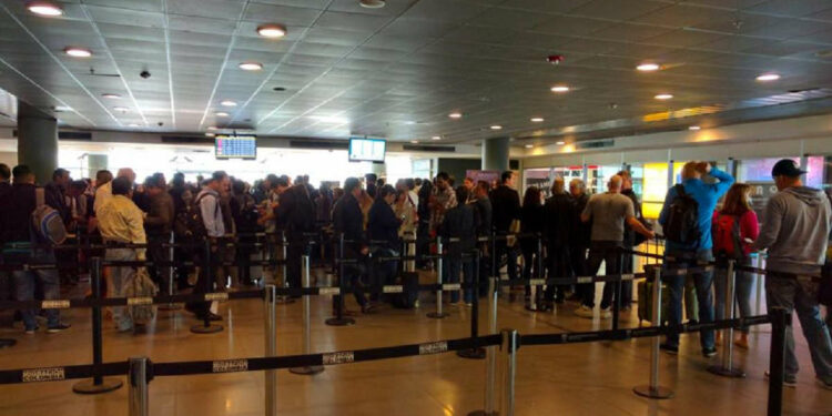 Colombia exige carné de vacunación a extranjeros para ingresar al país