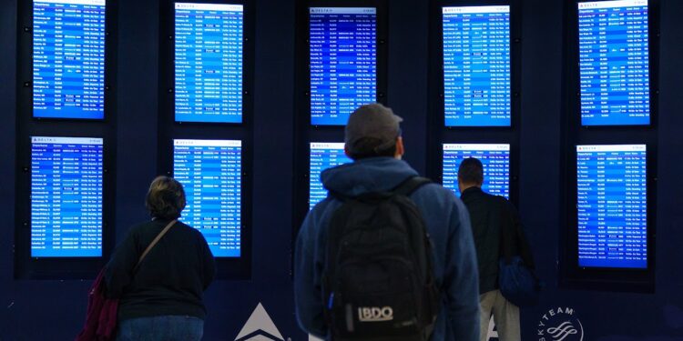 Comienzo rocoso de los viajes aéreos en 2022 debido al mal tiempo, omicron genera miles de cancelaciones