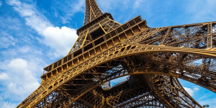 Magnífico plano general de la Torre Eiffel con un cielo espectacular a última hora de la tarde, París, Francia
