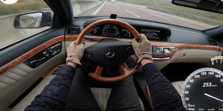Como un señor: el agradable crucero a 250 km/h de un Mercedes S 600 en la Autobahn