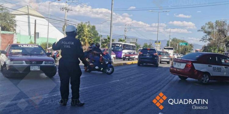 Complican el paso en crucero del estadio de béisbol con bloqueo