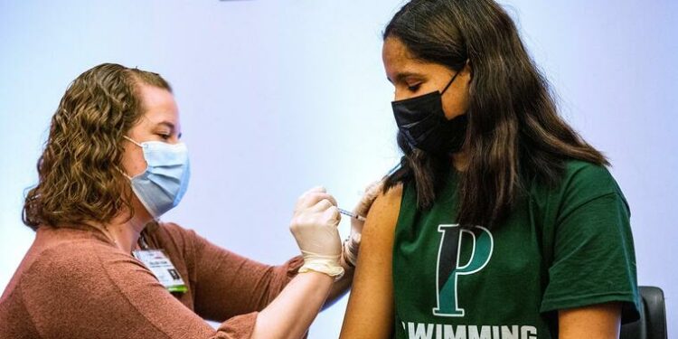 Con críticas y aplausos reaccionan ciudadanos al bloqueo de uno de los mandatos de vacunación de Biden