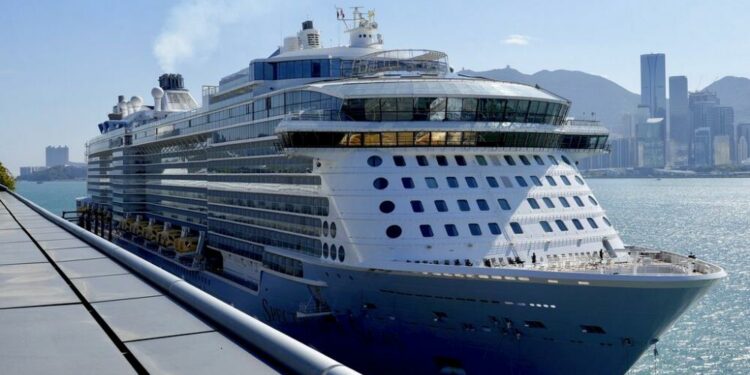 Confinados 2.500 pasajeros de un crucero en Hong Kong por temor a un contagio de coronavirus