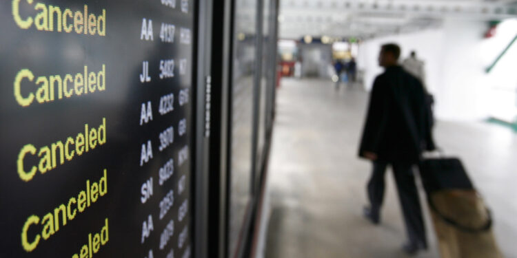 Continúa la ola de vuelos cancelados que afectan a miles de personas en el aeropuerto de Los Ángeles a inicios del 2022 | Univision 34 Los Angeles KMEX