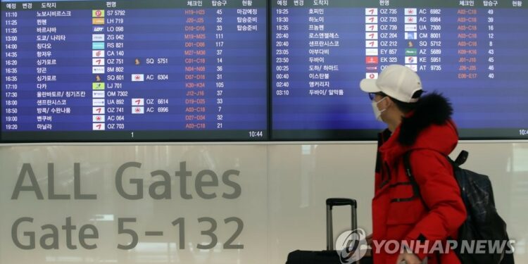 Una persona observa el programa de vuelos, el 4 de enero de 2022, en el Aeropuerto Internacional de Incheon, al oeste de Seúl.
