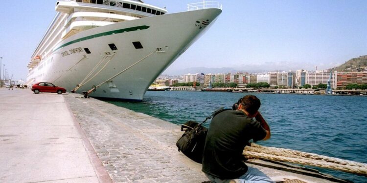 Corte emite una orden de decomiso del crucero de Crystal por deuda de combustible