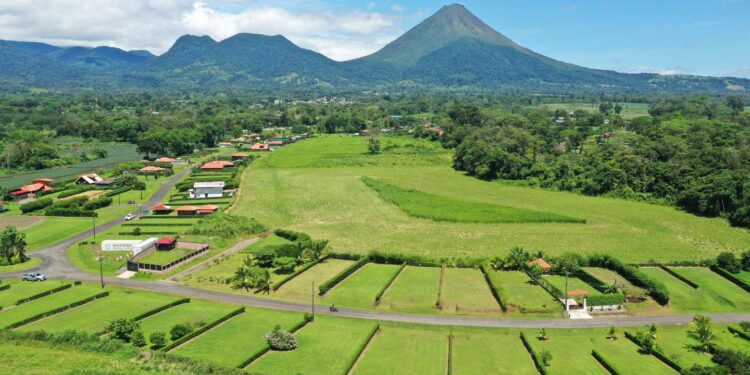 Los proyectos de la empresa Ecoquintas tienen la seguridad y los servicios de un condominio, pero están rodeados de naturaleza y tienen la vista del volcán Arenal. Foto: Cortesía