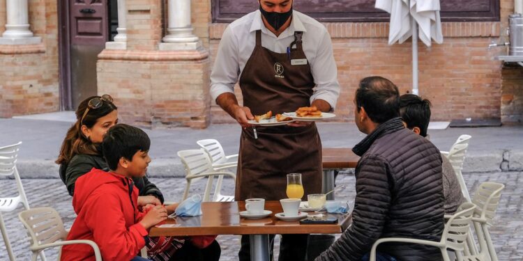 Crisis del coronavirus: Los servicios y la industria encadenan nueve meses de crecimiento en España | Economía