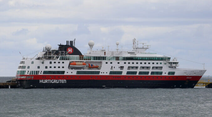 Crucero MS Fram se abastece en Punta Arenas antes de seguir viaje a la Antártica