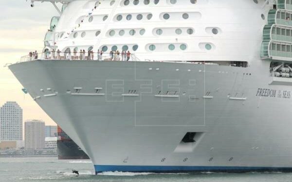 Crucero "Norwegian Pearl" regresará a Miami tras detectar casos de covid-19