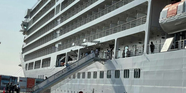Crucero Silver Moon registra 22 contagiados de covid-19 en Guayaquil
