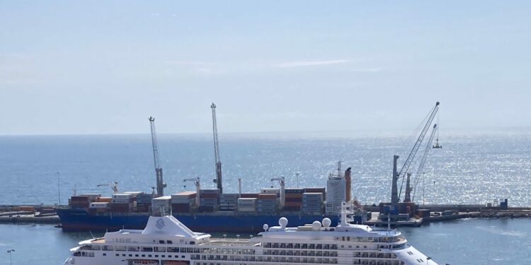 Crucero con brote de Covid-19 activo llega al Puerto de Antofagasta