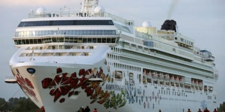 Crucero deja a miles de pasajeros atrapados en el Caribe al cancelar la ruta