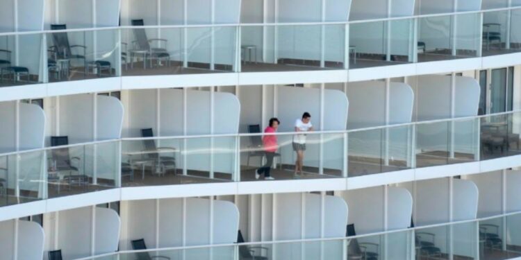 Crucero en Hong Kong detenido por pasajeros contagiados con la nueva variante COVID ómicron