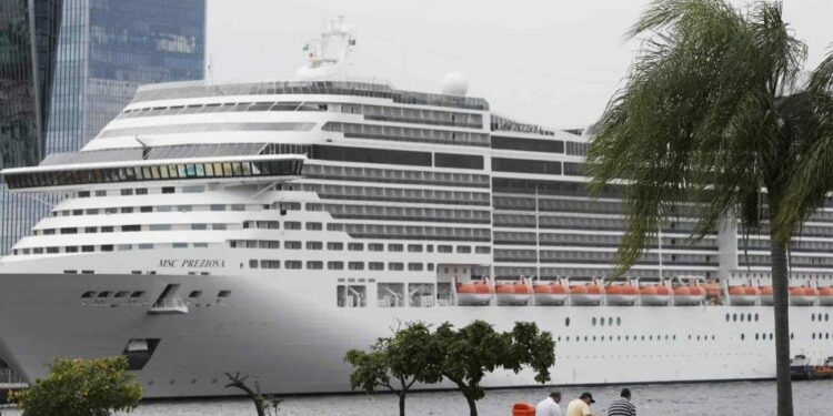 Crucero llega a R&iacute;o de Janeiro con 33 casos COVID