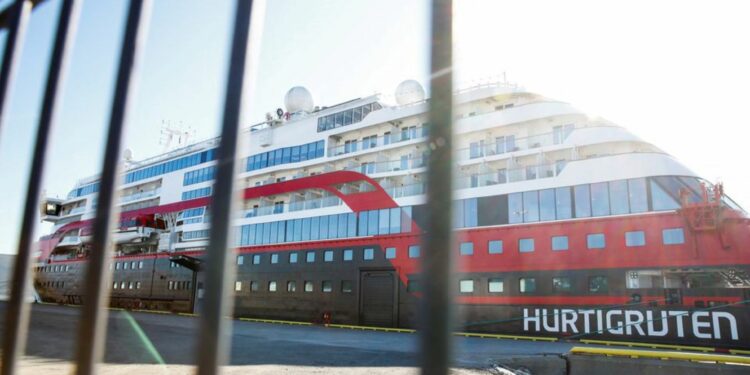 Crucero noruego que salió desde Punta Arenas a la Antártica, detectó 10 pasajeros infectados con Covid19 y regresa a esta ciudad