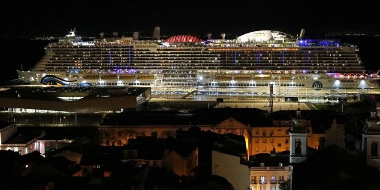 El crucero alemán AIDAnova permanece en Lisboa.