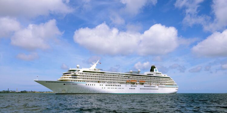 Crucero ‘Crystal Symphony’ con 700 pasajeros se desvió a Bahamas para evitar orden de arresto de EE.UU.