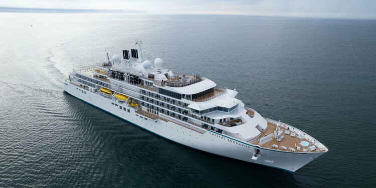 Crystal suspende sus cruceros por endeudamiento de su casa matriz