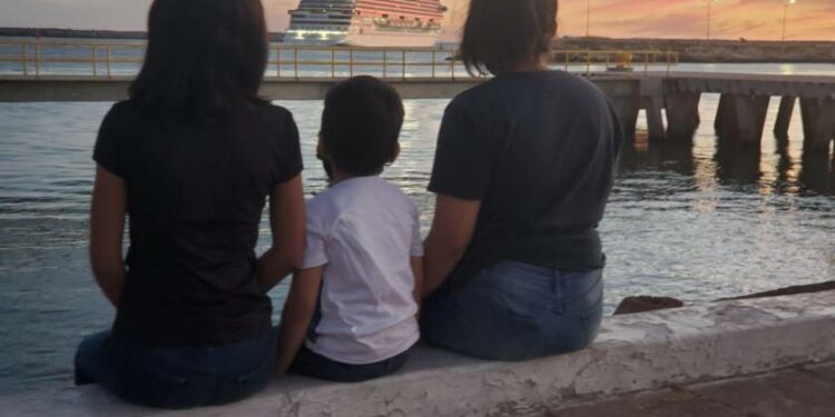 Daniel, niño de Mazatlán, sueña con un día subirse a un crucero y va a La Puntilla a decirles adiós