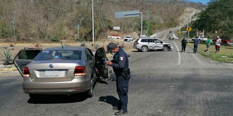 Deja daños materiales choque en crucero de Bahías de Huatulco