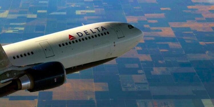 Delta Air Lines le cobrará 200 dólares al mes a sus empleados no vacunados