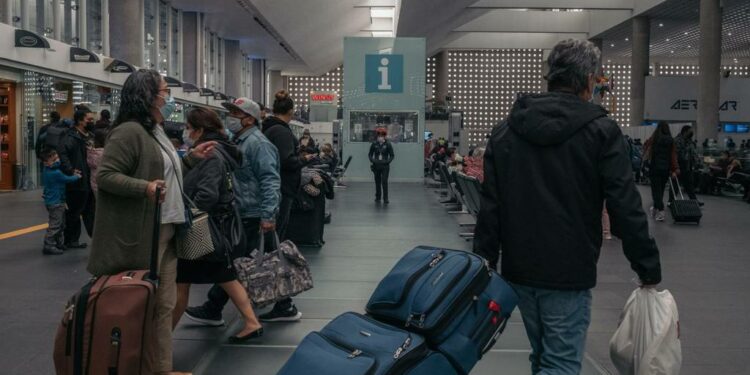 Demanda de vuelos se fortaleció en 2021, pese a restricciones por ómicron