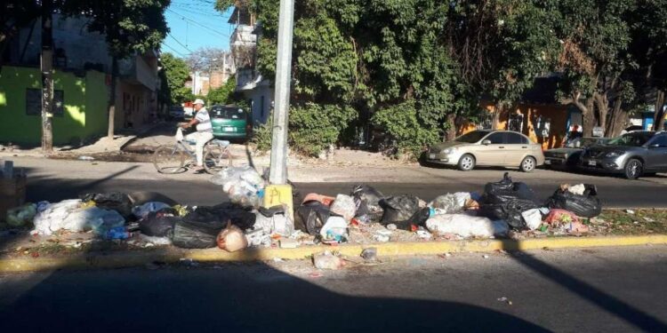 Denuncia vecino que es un basurero tramo de la Avenida Emilio Barragán, en Mazatlán