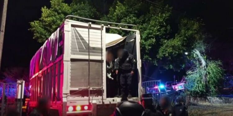 Descubren a más de 350 migrantes hacinados en un tráiler en México