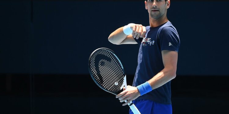 Djokovic culpa a agente de "errores" en documentación para entrar a Australia