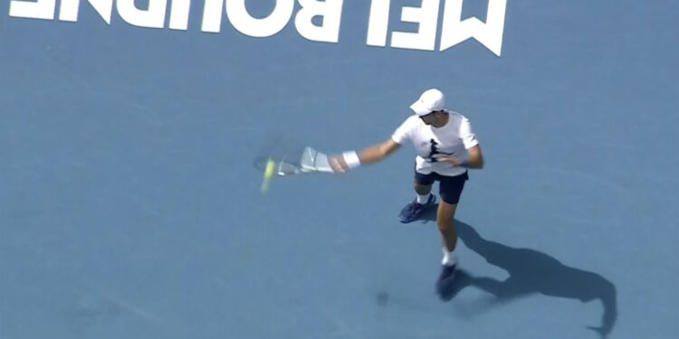 Djokovic vuelve a la cancha pese a las dudas sobre su visa