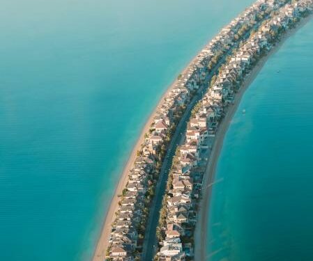 Las ramas de la isla artificial de la palmera Jumeirah están repletas de mansiones habitadas