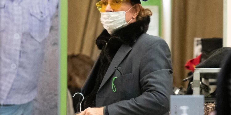Edmundo Arrocet, pillado en una tienda de segunda mano ¿comprando el regalo de Reyes para Bárbara Rey?