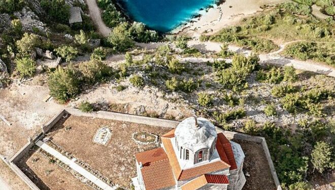 El mantial junto iglesia ortodoxa prerrom