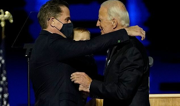 Hunter Biden, abrazando a su padre en noviembre de 2020, tuvo protección del Servicio Secreto de 2009 a 2014