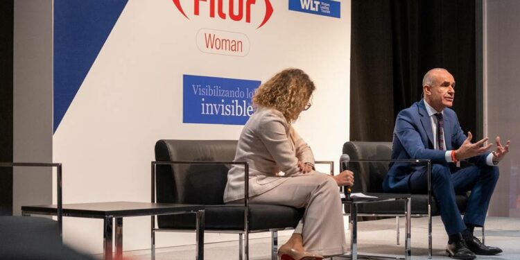 El alcalde reivindica el papel de las mujeres en la industria turística