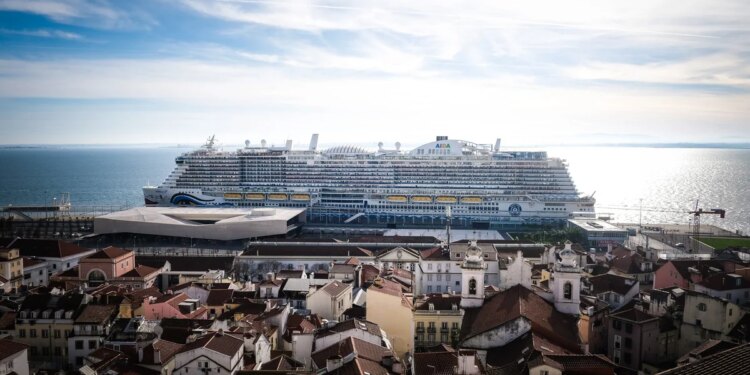 El brote de covid en el crucero retenido en Lisboa asciende a 52 contagios