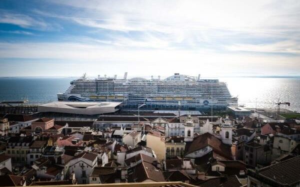 El brote de covid en el crucero retenido en Lisboa asciende a 52 contagios