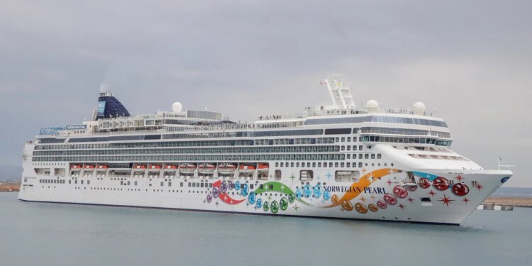 El crucero "Norwegian Pearl" regresará a Miami tras detectar casos de covid-19