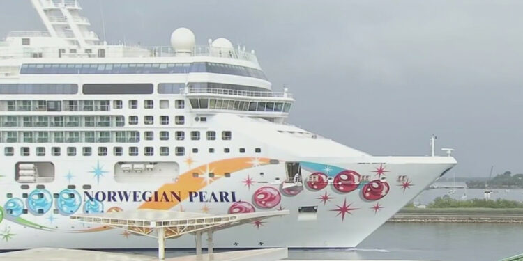 El crucero Norwegian Pearl tuvo que cortar su gira por contagios entre la tripulación | Video | Univision 23 Miami WLTV