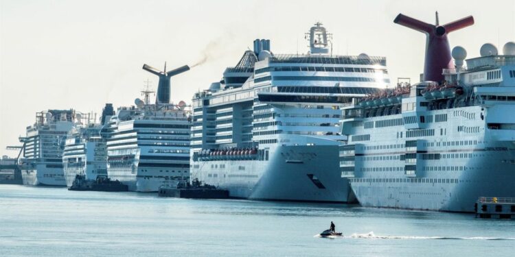 Cruceros atracados en Miami, por el covid-19.