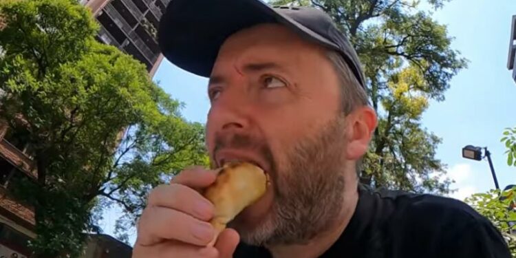 El influencer de los viajes visitó Tucumán: ¿qué dijo de la empanada y el sánguche de milanesa? - Tucumán