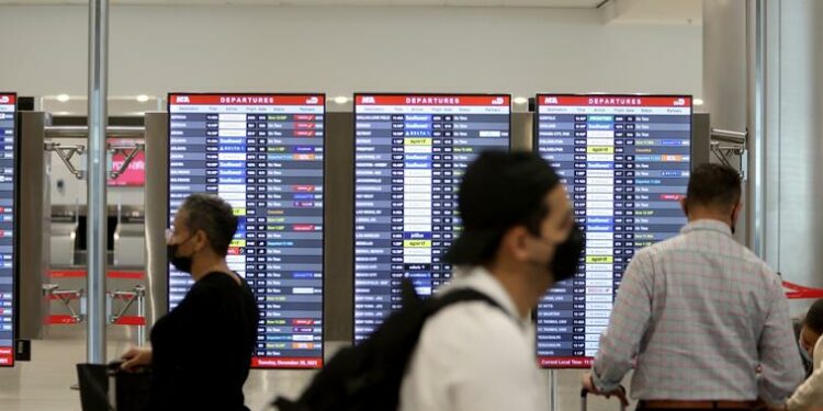 El mal tiempo y la pandemia provocan nuevos retrasos y cancelaciones de vuelos en todo el país