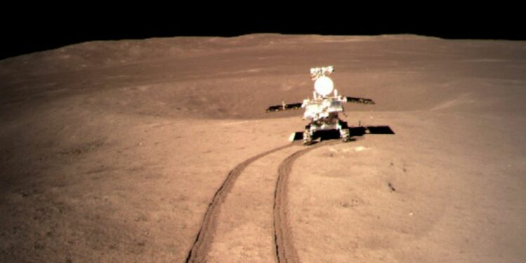 El rover chino Yutu-2 hace un 'pegajoso' descubrimiento en la cara oculta de la Luna