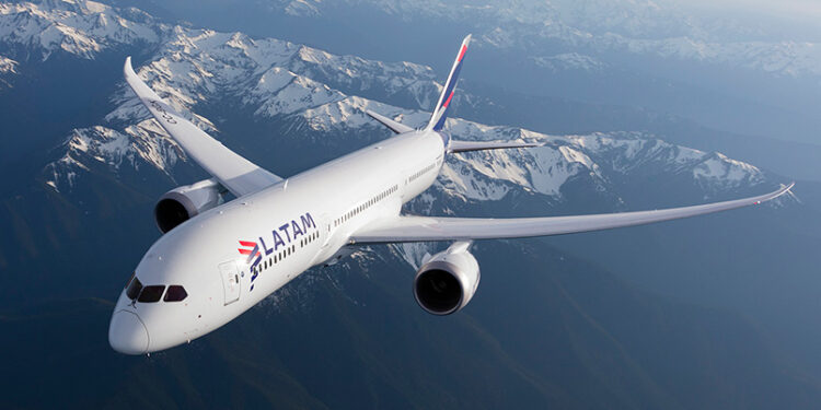 Boeing 787-9 de LATAM Airlines volando sobre la Cordillera de los Andes.