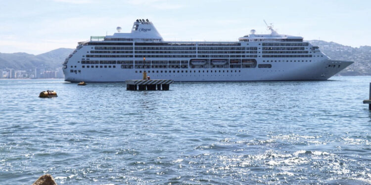 En pleno rebrote, Acapulco recibe primer crucero desde que empezó la pandemia