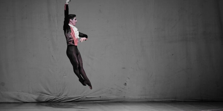 Es bailarín clásico, sufrió bullying y no se rindió: ganó una beca en Nueva York y pide ayuda para viajar