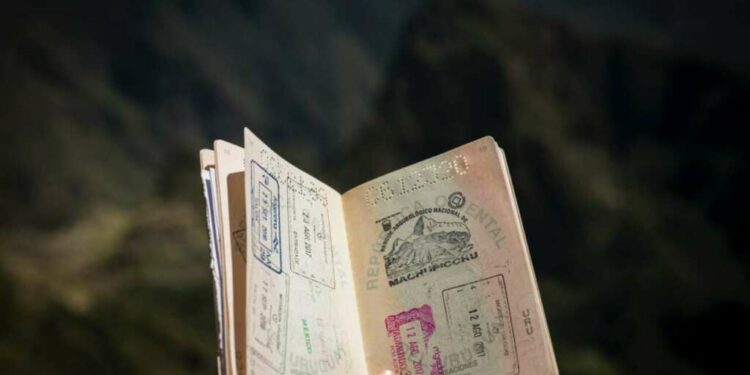 Hace 15 años una persona podía viajar, de media, a 57 países del mundo sin necesidad de visado, utilizando solo su pasaporte. Hoy esa cifra se ha disparado a los 107 destinos (189 en el caso del documento español) de media aunque con una cada vez mayor disparidad en el acceso a los viajes entre el norte y el sur.