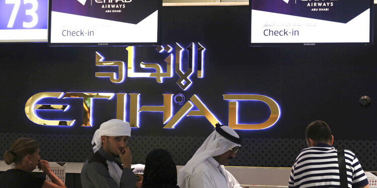 Los pasajeros se registran en un vuelo en el Aeropuerto Internacional de Abu Dabi, Emiratos Árabes Unidos